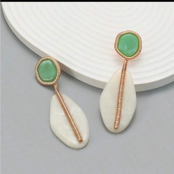 Zara Geometric Resin Earrings - Picture 2 of 7